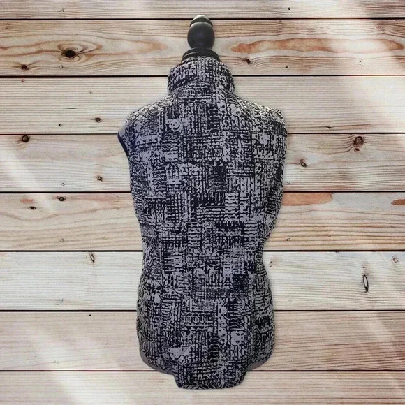 VAN HEUSEN SIZE XS BLACK AND WHITE VEST ZIPS DOWN - Picture 3 of 5